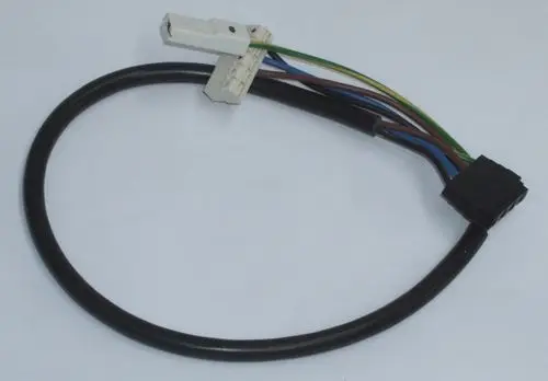 Kabel mit mehreren Farbdrähten und zwei Steckverbindern, das für die Verbindung in Daikin Altherma C Öl-Systemen vorgesehen ist.
